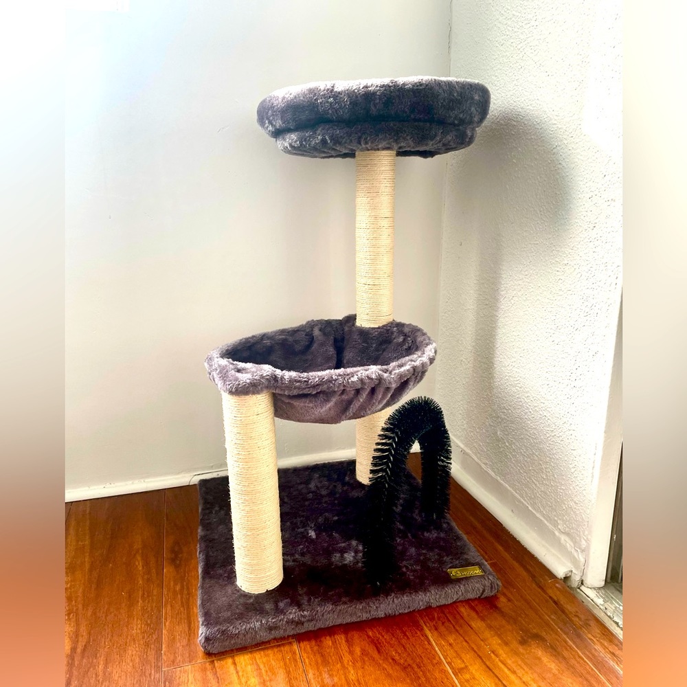 Like new, almost never used cat scratcher / hang out.